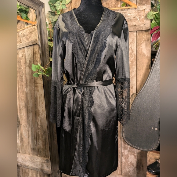 Black Silky lace robe.  med - Picture 2 of 4